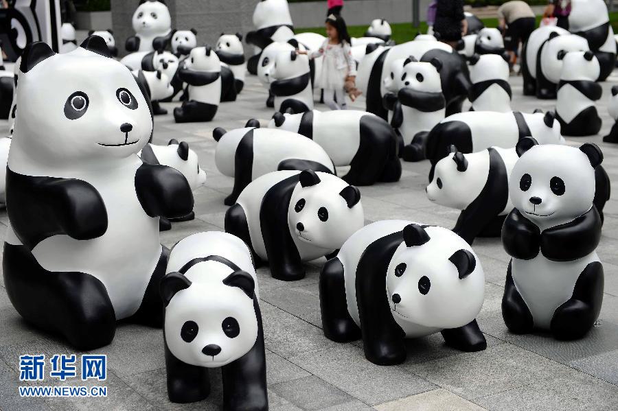 這是6月2日在上海靜安嘉里中心廣場(chǎng)拍攝的萌態(tài)百出的“熊貓”大軍。