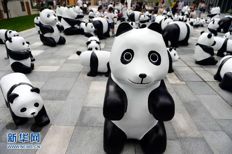 這是6月2日在上海靜安嘉里中心廣場(chǎng)拍攝的萌態(tài)百出的“熊貓”大軍。