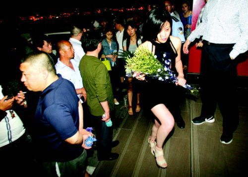 血案發(fā)生幾天來，很多招遠(yuǎn)市民自發(fā)送來鮮花，悼念逝者。本報(bào)記者趙金陽見習(xí)記者呂奇攝