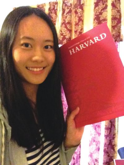 一米七二的身高，小麥色的皮膚，長(zhǎng)發(fā)近乎及腰，灰色的連衣裙，當(dāng)“美范兒”十足的張媛琦出現(xiàn)在記者面前時(shí)，記者很難想象如此成熟的她才只有19歲。