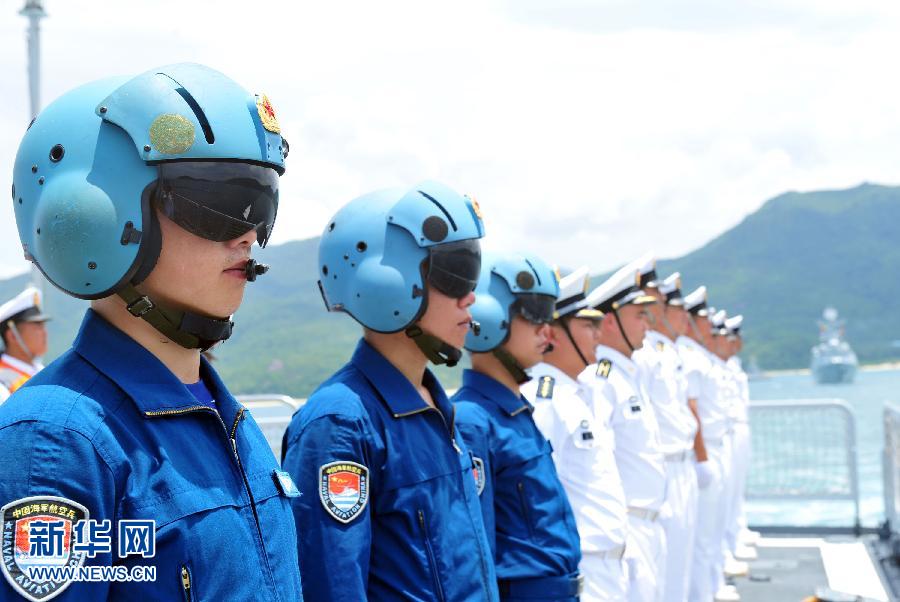  6月9日，在三亞某軍港，隨海口艦參演的艦載直升機飛行員整裝待發(fā)。