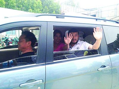 孫正龍和妻子、家人，揮手和醫(yī)護(hù)人員告別。張凌飛