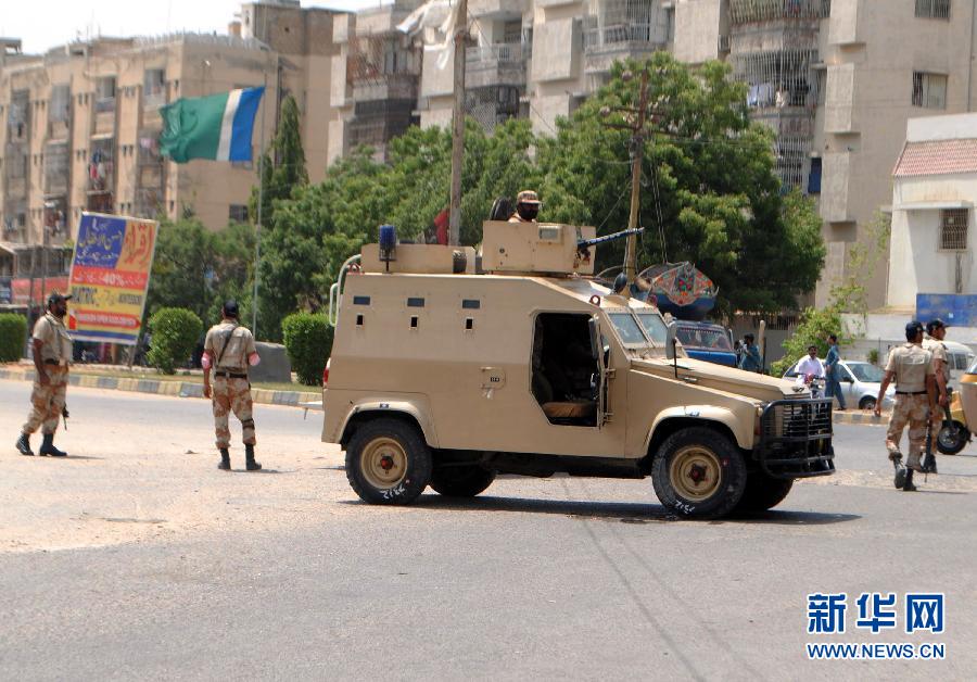 6月10日，在巴基斯坦南部城市卡拉奇真納國際機(jī)場附近，安全人員在街頭警戒。