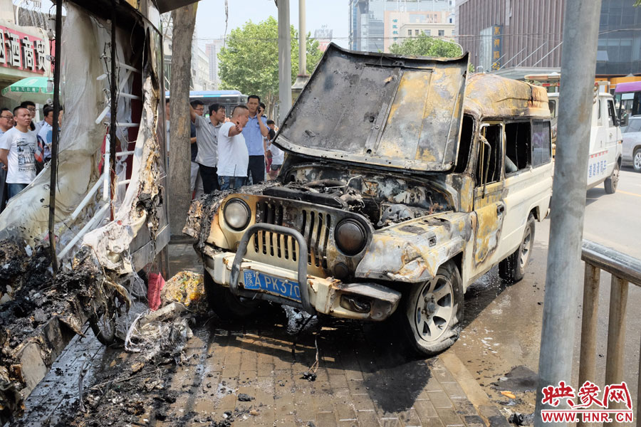 火災(zāi)撲滅后，交警部門將車進(jìn)行拖離。