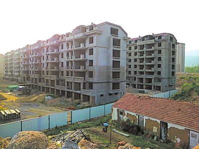 住宅樓的外立面還未裝修，但據(jù)售樓處工作人員介紹，第一批開盤已經(jīng)賣掉了99套。