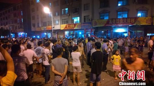 事發(fā)后民眾仍未離去。 王剛 攝