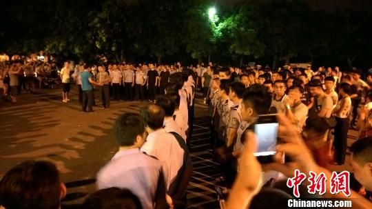 大批警力集中撤離現(xiàn)場(chǎng)。 王剛 攝