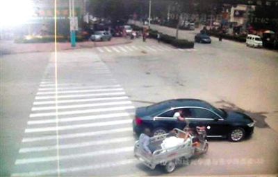 23日中午，陳母被突然噴毒。新京報記者 王瑞鋒 攝