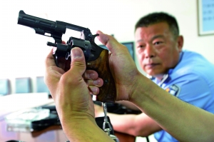 出發(fā)前,認(rèn)真檢查槍械。