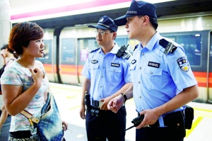 地鐵內(nèi),遇到群眾求助。