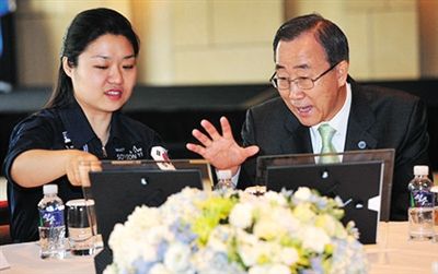 2008年7月，聯(lián)合國(guó)秘書長(zhǎng)回到韓國(guó)時(shí)，特意會(huì)見李炤燕。