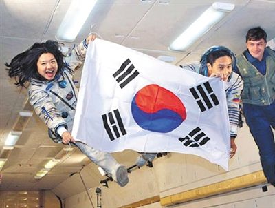 　2007年9月10日，李炤燕（左）在俄羅斯首都莫斯科接受零重力飛行訓(xùn)練。