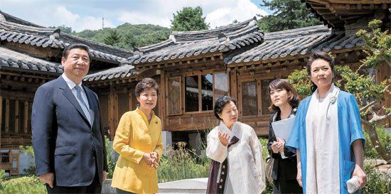 照片中左起分別是習近平、樸槿惠、家具博物館館長鄭美淑(音)、隨同翻譯、彭麗媛。