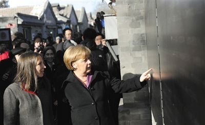 2012年2月2日，北京，默克爾來(lái)到南鑼鼓巷游覽。