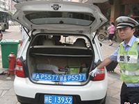 官員駕套牌車(chē)出事被拍拎牌而逃