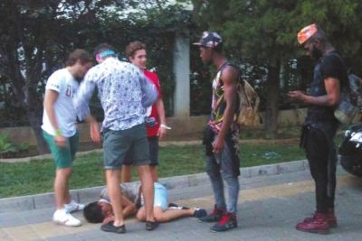 外籍男子路邊發(fā)現(xiàn)醉漢將其圍住。