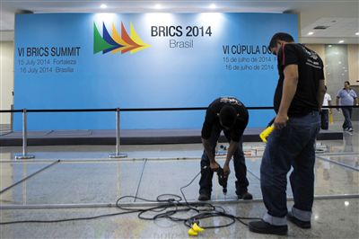 　13日，福塔萊薩的塞阿拉州會展中心，工作人員布置會場新聞發(fā)布廳。