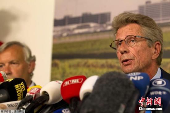 7月17日，在荷蘭阿姆斯特丹斯希普霍爾機(jī)場(chǎng)舉行的的新聞發(fā)布會(huì)上，馬航歐洲區(qū)負(fù)責(zé)人介紹情況。