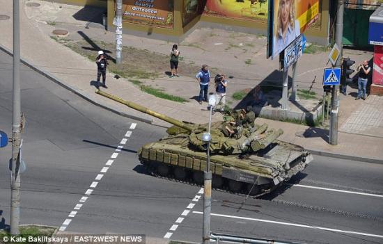 當(dāng)?shù)貢r(shí)間7月21日,烏克蘭政府軍和民間武裝在頓涅茨克機(jī)場(chǎng)火車(chē)站附近發(fā)生激烈交火,火車(chē)站附近街道受到炮
