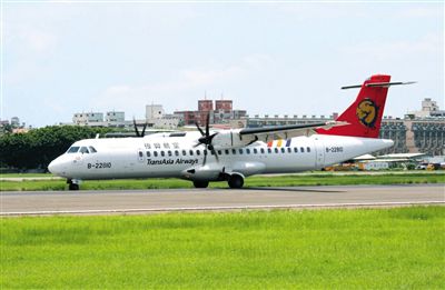 一架停在地面的臺(tái)灣復(fù)興航空ATR72型客機(jī)。昨日，一架高雄飛往馬公的復(fù)興航空ATR72-500型客機(jī)在澎湖發(fā)生緊急迫降意外，事故航班號(hào)GE222。新華社發(fā)