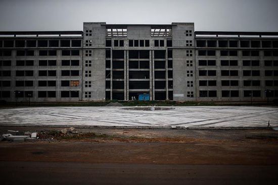 2014年7月11日，安徽省宿州市蕭縣，空置廢棄的縣政府新大樓。 澎湃新聞 楊一 圖