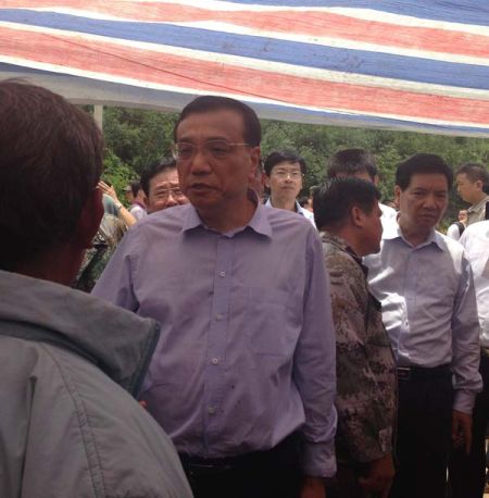 走進帳篷，總理就握住蔡官耀的雙手說：“不行，這個帳篷太簡易了”。說完這句，叮囑蔡官耀，“不能回家住”