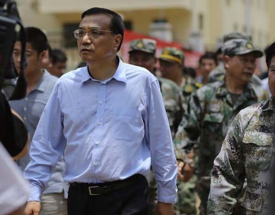 　8月4日，中共中央政治局常委，國務(wù)院總理李克強在云南魯?shù)榈卣馂?zāi)區(qū)察看災(zāi)情。