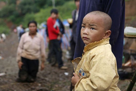帳篷有限，尚有不少村民沒(méi)有地方躲雨。澎湃新聞 程藝輝 圖