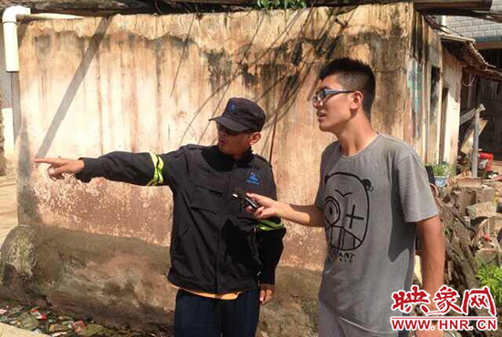 河南新聞廣播記者黨忱在采訪救援隊(duì)員 河南新聞廣播記者黨忱在采訪救援隊(duì)員