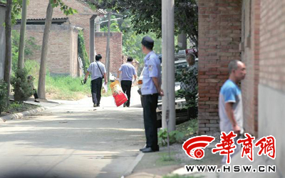 昨日,西安市閻良區(qū)譚家村,警方在事發(fā)的孫某家里勘查現場后,將提取的物證帶走 華商報記者 黃利健 攝 昨日,西安市閻良區(qū)譚家村,警方在事發(fā)的孫某家里勘查現場后,將提取的物證帶走 華商報記者 黃利健 攝