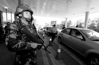 武警持槍警戒進(jìn)駐檢查站。