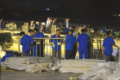 昨晚，工作人員正在為金水橋安裝金色護(hù)欄。京華時(shí)報(bào)記者潘之望攝