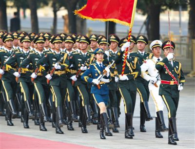 昨日，151人最大陣容的三軍儀仗隊，著新式禮賓服接受檢閱。這也是解放軍儀仗隊、軍樂團新式禮賓服首次亮