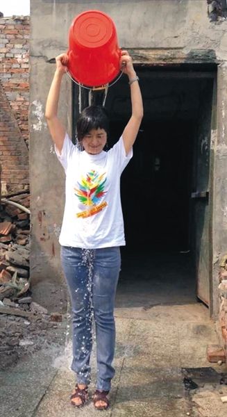 20日下午，央視主持人張泉靈參與“冰桶挑戰(zhàn)賽”。圖片來(lái)自微博