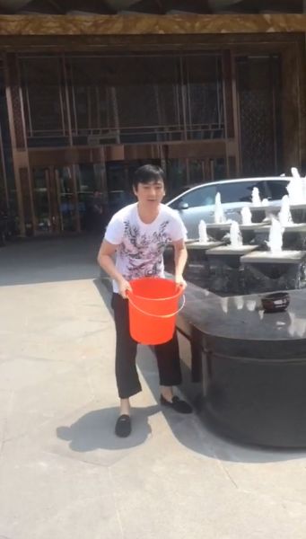 王思聰在進行冰桶挑戰(zhàn)。