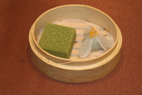 金陵茶香方糕和狀元餃。 花惠生 供圖