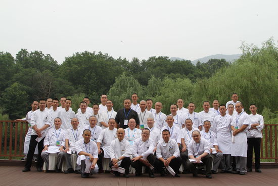 幾十位光頭廚師的大合照。 花惠生 供圖