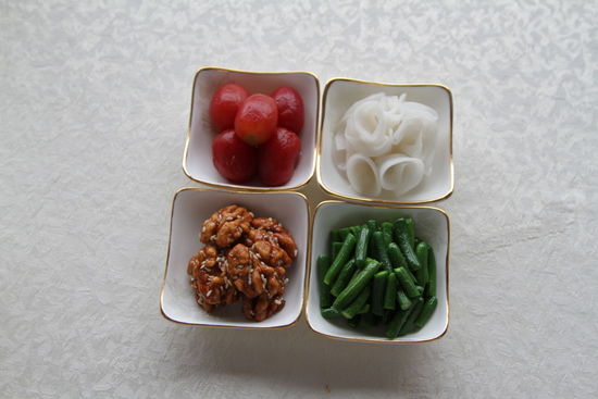 四調(diào)味：圣女果、蓮藕、核桃仁、小黃瓜。 花惠生 供圖