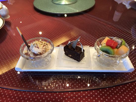 西點(diǎn)水果拼盤、巧克力布朗尼、冰淇淋。 花惠生