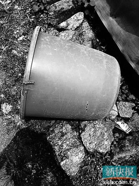 　　事發(fā)現(xiàn)場發(fā)現(xiàn)的彈孔。