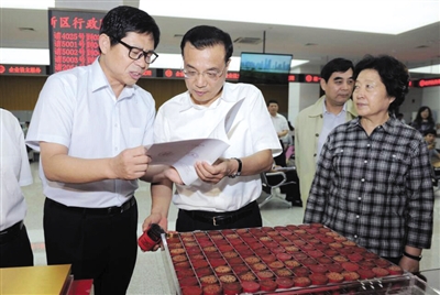 李克強(qiáng)見(jiàn)證封存審批章 嘆“不知束縛了多少人”