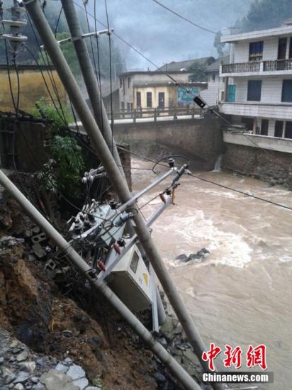 9日以來，陜西省鎮(zhèn)巴縣持續(xù)出現(xiàn)強(qiáng)秋淋天氣，21鎮(zhèn)不同程度受災(zāi)，電力、交通、移動(dòng)通訊一度中斷。