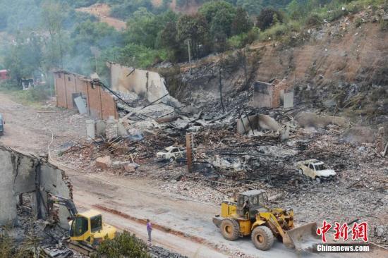 9月23日上午，花炮廠清理工作正在進行，山谷內(nèi)的廠房已被爆炸夷為平地。中新社發(fā) 楊華峰 攝