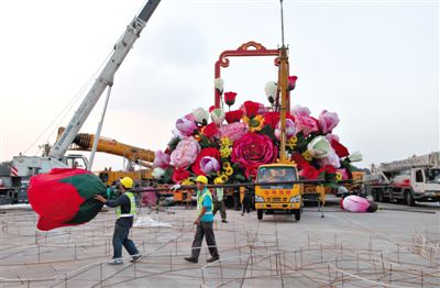 吊裝現(xiàn)場。昨晚，天安門立體主花壇“祝福祖國”完工，今天起供游人參觀。