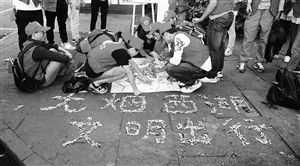 　志愿者用撿來的煙頭，拼起了“無煙西湖”圖案 通訊員供圖