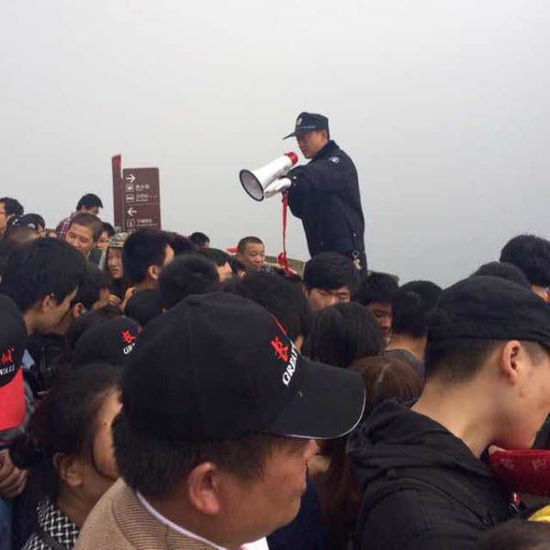 八達(dá)嶺長(zhǎng)城上保安在維持秩序。