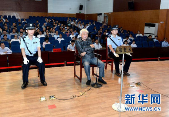 9月29日，方廣云在庭審現(xiàn)場。當(dāng)日，“合肥房叔”腐敗窩案核心人物方廣云在安徽省廬江縣出庭受審。 新華社記者 郭晨 攝