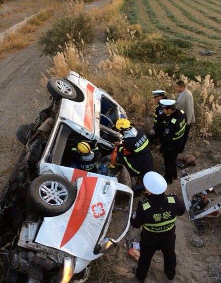連霍高速救護車側(cè)翻 造成5人死亡3人受傷(圖)