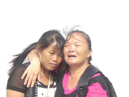 見到救命恩人魏冬桂（左），沈愛蘭十分激動