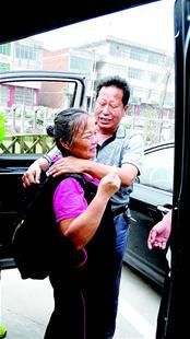 離別時，沈愛蘭（左）擁抱救命恩人李春富